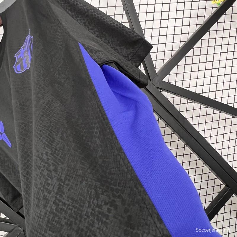 2025/26 قميص برشلونة إكس كوبي براينت قبل المباراة خارج الملعب