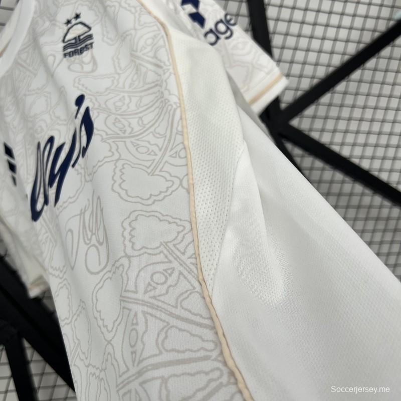 25/26 قميص فريق نوتنجهام فورست خارج الملعب