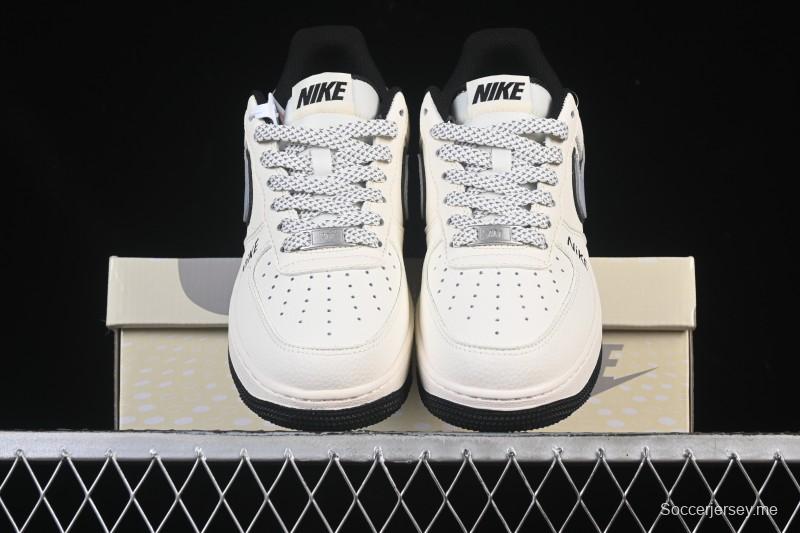 حذاء نايك اير فورس 1'07 المنخفض من نايك اير فورس 1'07 بيج رمادي أسود بحروف سوداء - JS8028-018