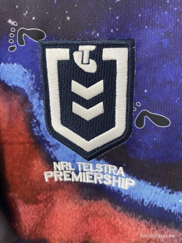 25/26 قميص كوينزلاند نورث كوينزلاند كاوبويز باللون الكحلي بتصميم غالاكسي السكان الأصليين