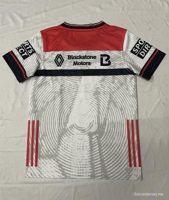 25/26 أطفال كيلدير GAA أبيض مع أكتاف حمراء وقميص بنمط دائري