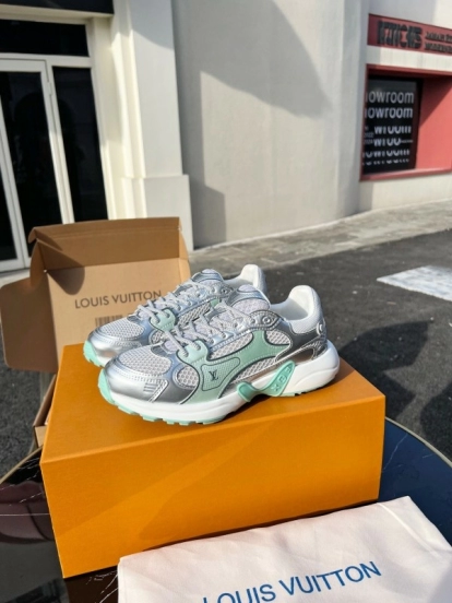 حذاء جري كاجوال من سلسلة أولمبيا من لويس فويتون بنقشة مونوغرام - AS00320