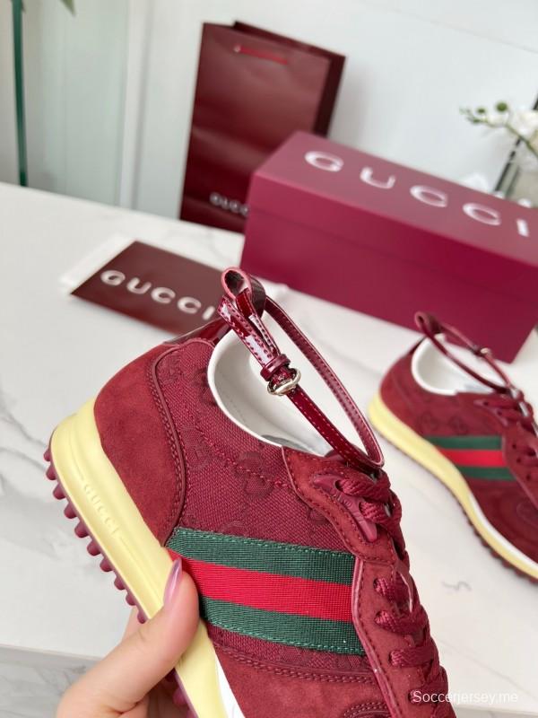 حذاء كاجوال نسائي من غوتشي بطبعة GG سوبريم وتفاصيل معدنية على شكل حصان - AS00330