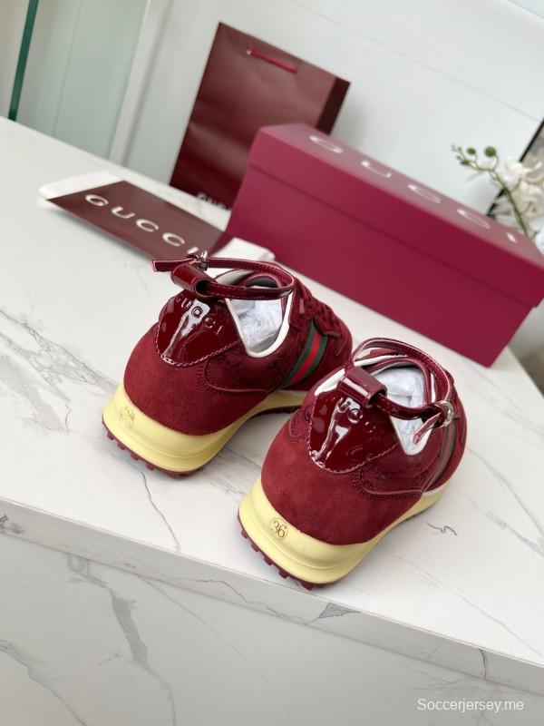 حذاء كاجوال نسائي من غوتشي بطبعة GG سوبريم وتفاصيل معدنية على شكل حصان - AS00330