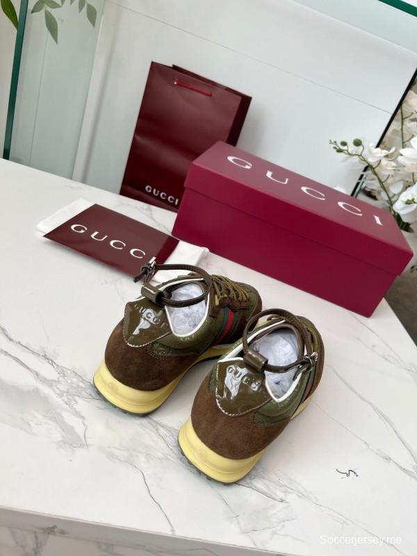 حذاء كاجوال نسائي من غوتشي بطبعة GG سوبريم وتفاصيل معدنية على شكل حصان - AS00330