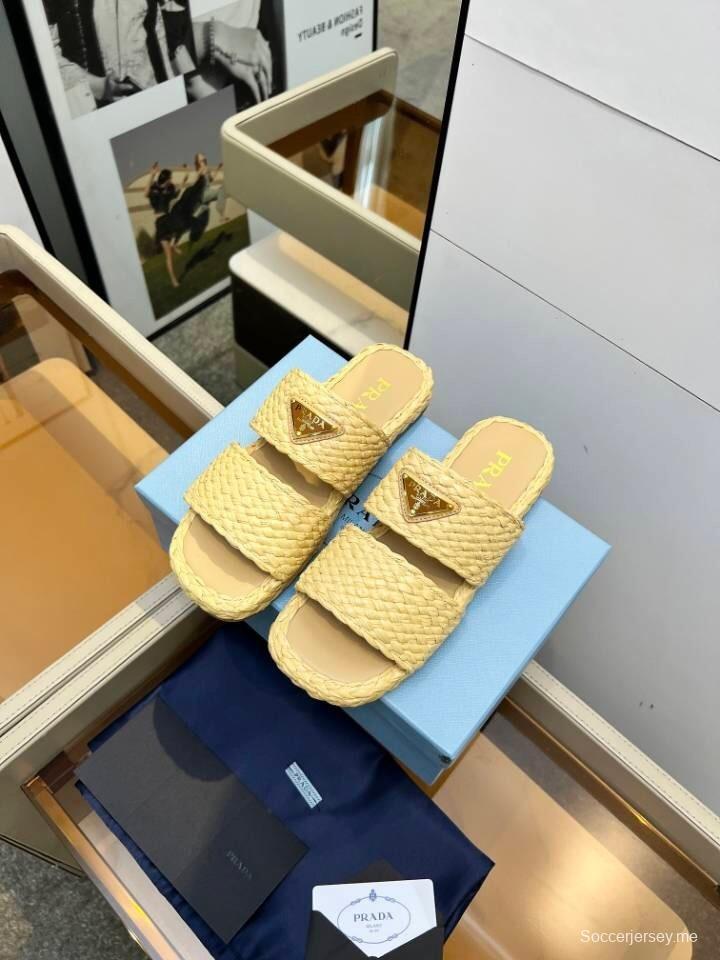 صنادل برادا 2025 من برادا صندل منسوج يدويًا من الرافيا مفتوح من الأمام - KFY00260