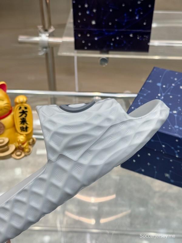 صندل غوتشي ليدو ليدو المتشابك G المطاطي المزخرف للرجال - AS00170