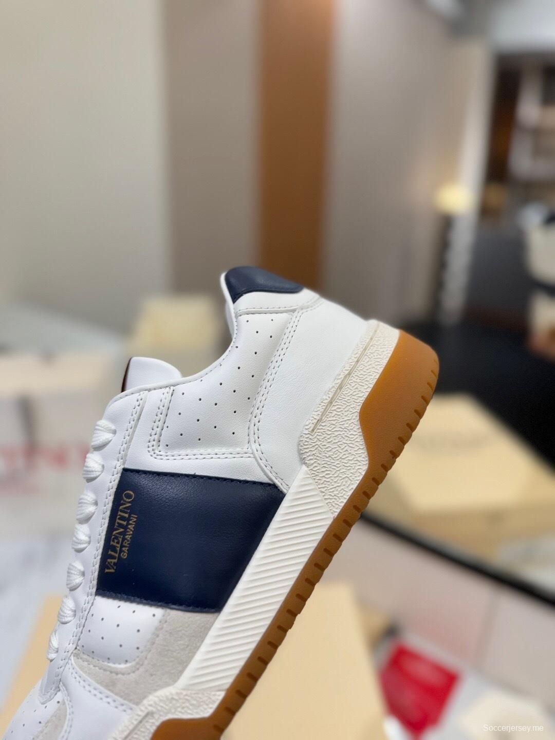 حذاء رياضي كاجوال من فالنتينو 2025 بتصميم خطاف وحلقة كبيرة على شكل حرف V - AS00370