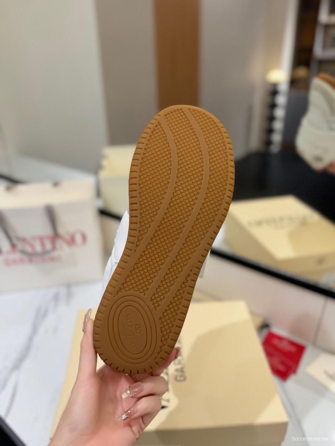 حذاء رياضي كاجوال بحزام على شكل حرف V من فالنتينو 2025 - AS00410