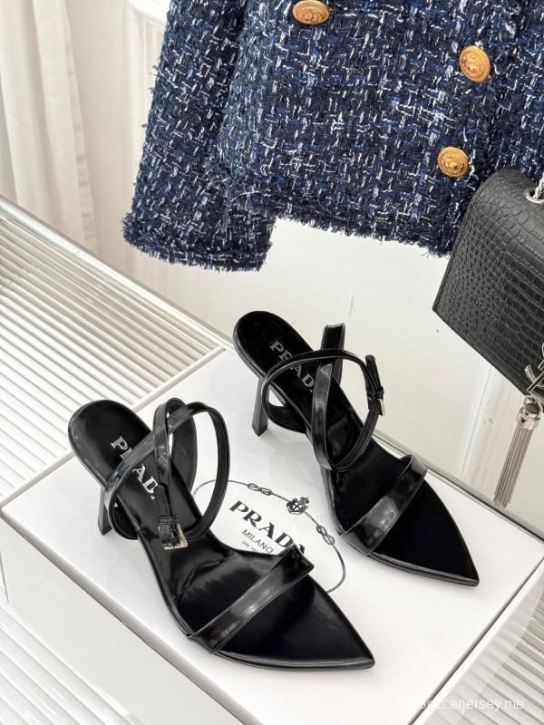 صندل برادا 2025 بإبزيم مثلث الشكل مدبب عند الكعب العالي - KFY00280