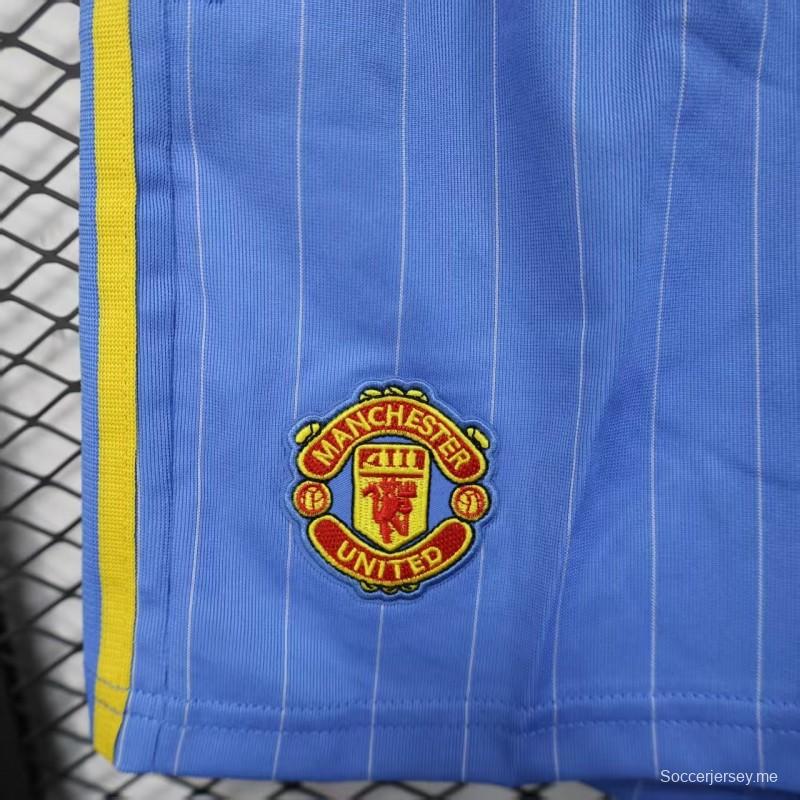نسخة اللاعب القديمة 1990/91 مانشستر يونايتد الثالثة باللون الأزرق السماوي مع شورت بنقشة الخطوط الدبابيس