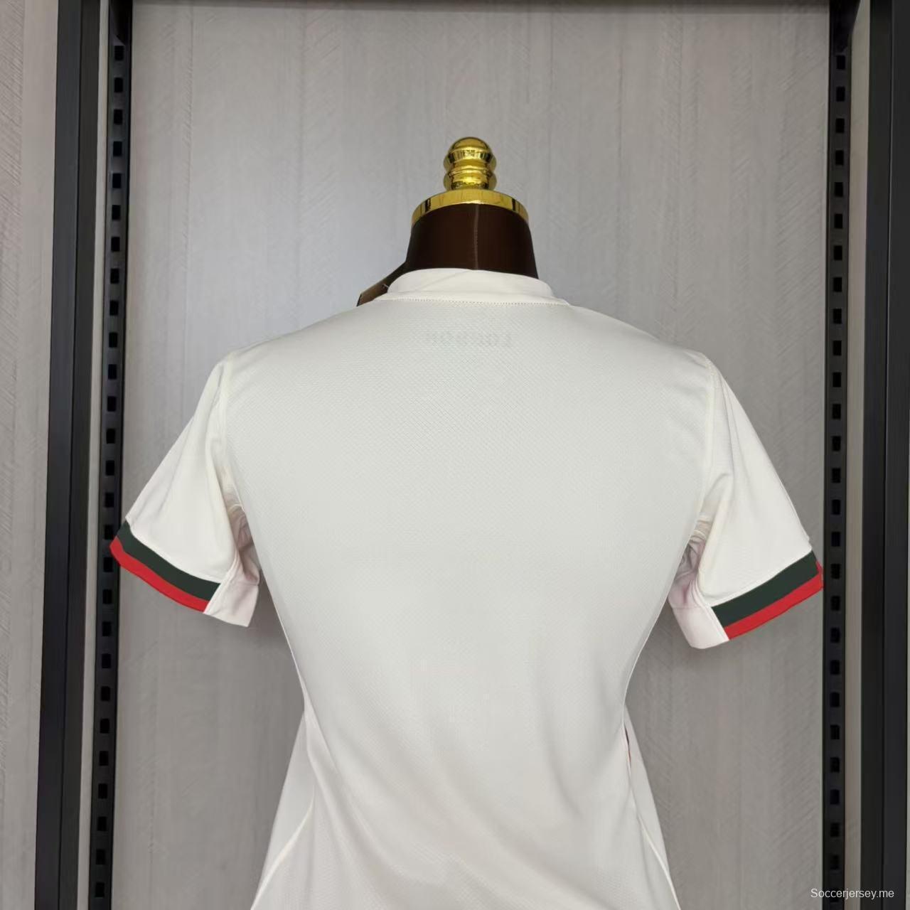 25/26 قميص تشيلسي للسيدات خارج ملعب تشيلسي للسيدات