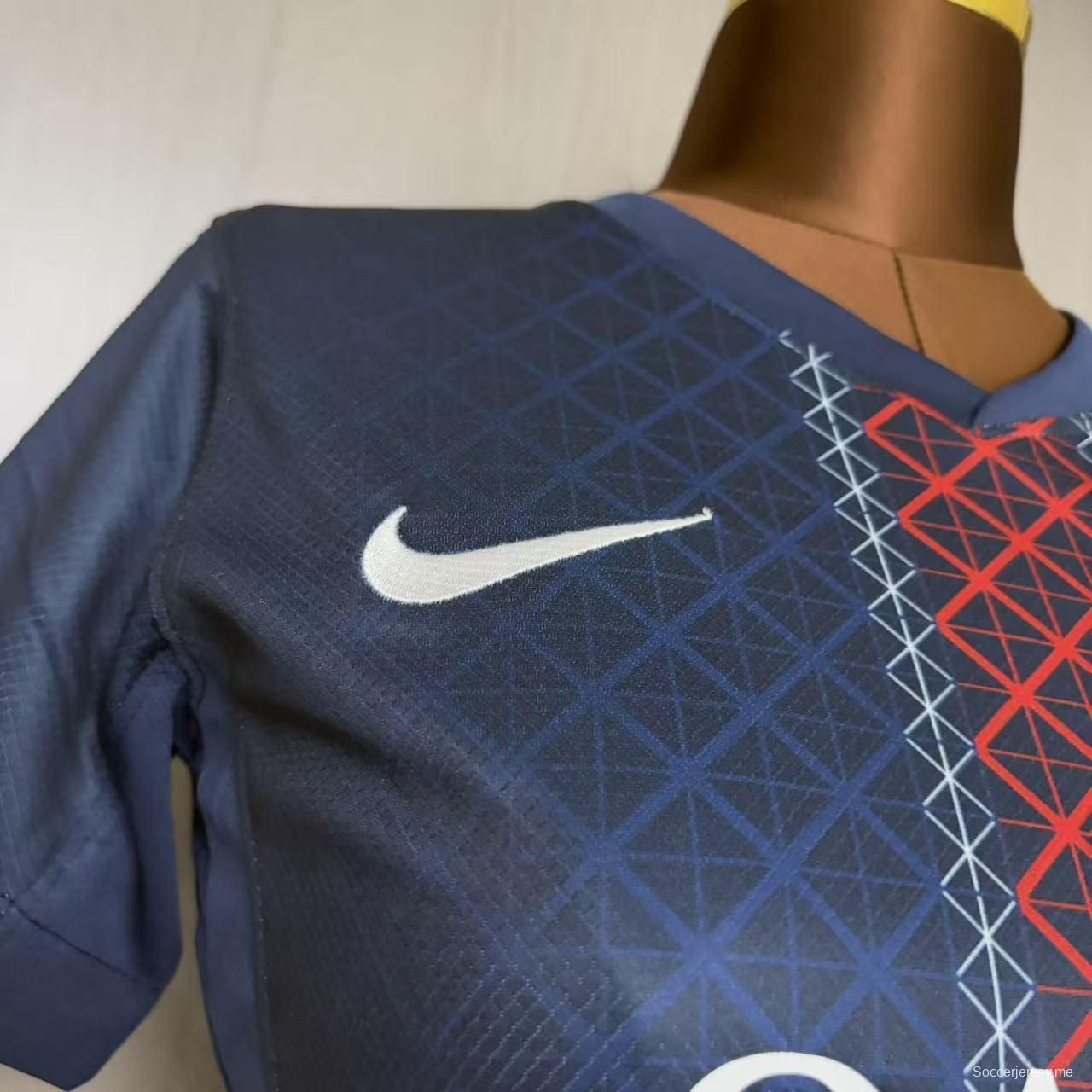 25/26 سيدات باريس سان جيرمان باريس سان جيرمان بقميص المنزل