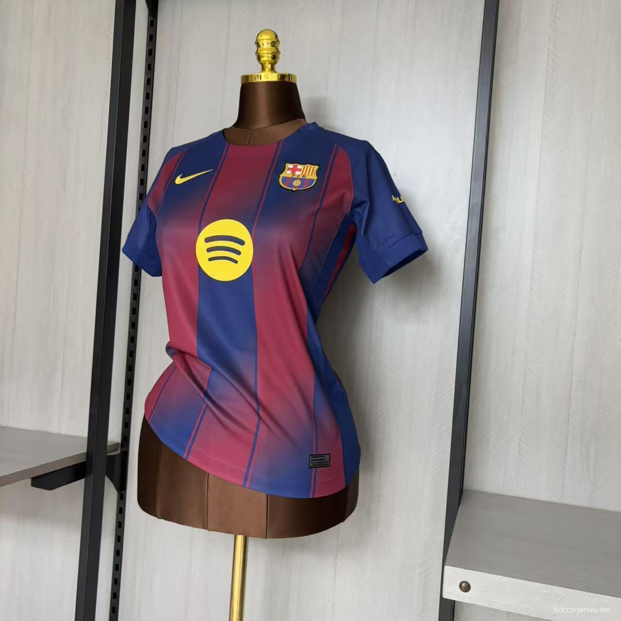 25/26 قميص برشلونة للسيدات على أرضه
