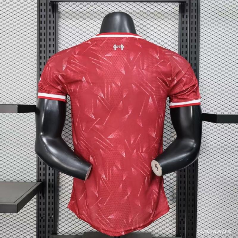 25/26 نسخة اللاعب 25/26 قميص ليفربول المنزلي باللون الأحمر بنقشة مجردة