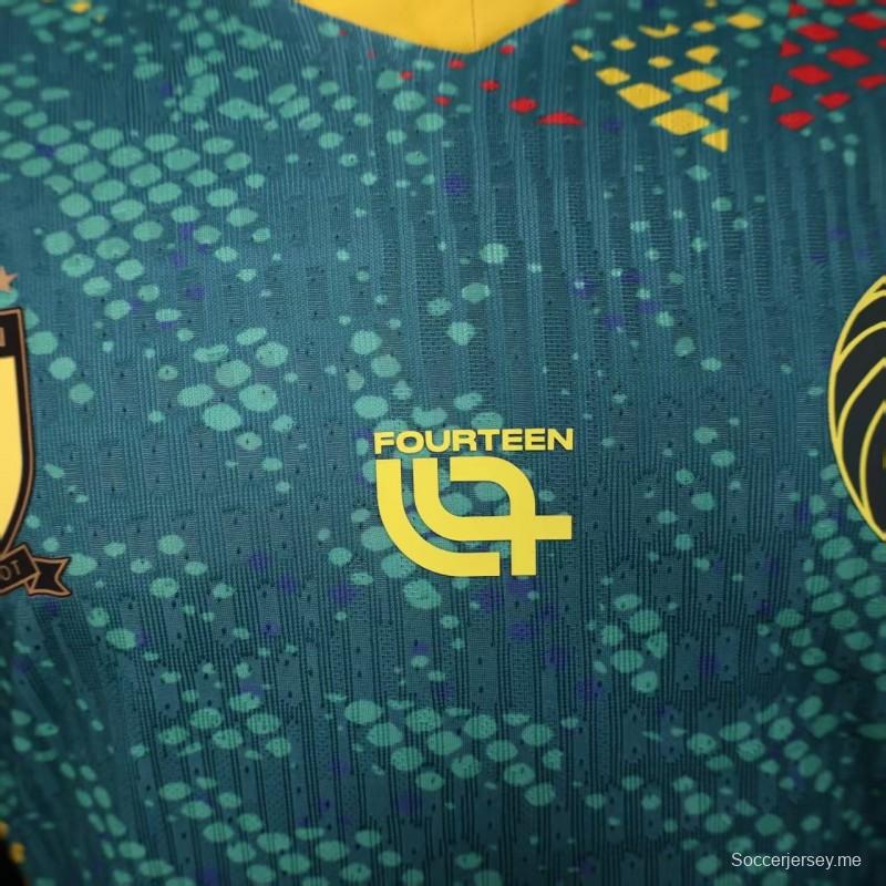 2026 نسخة اللاعب الكاميرون الأخضر مع قميص بنقشة نقاط ملونة