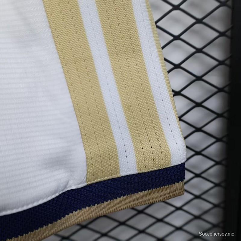 2026 نسخة اللاعبين إيطاليا قميص أبيض مع شورت بخطوط ذهبية