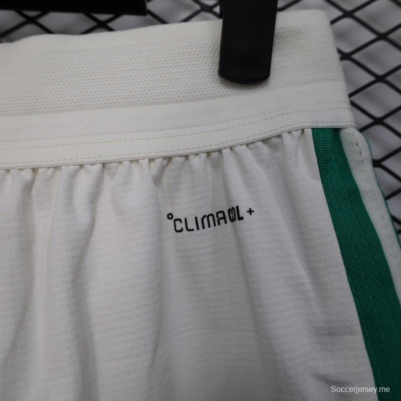 2026 نسخة اللاعبين الجزائر أبيض مع شورت أخضر مخطط