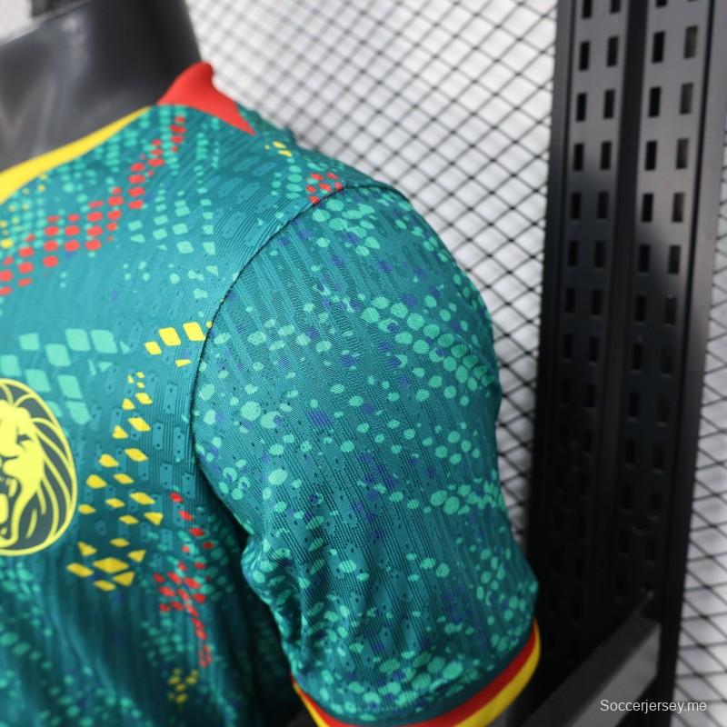 2026 نسخة اللاعب الكاميرون الأخضر مع قميص بنقشة نقاط ملونة