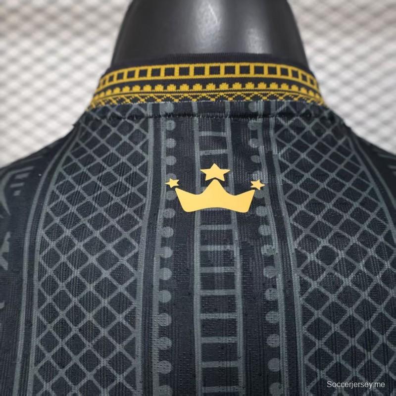 2026 نسخة اللاعبين البرازيلية السوداء مع قميص ذهبي بنمط هندسي قبلي