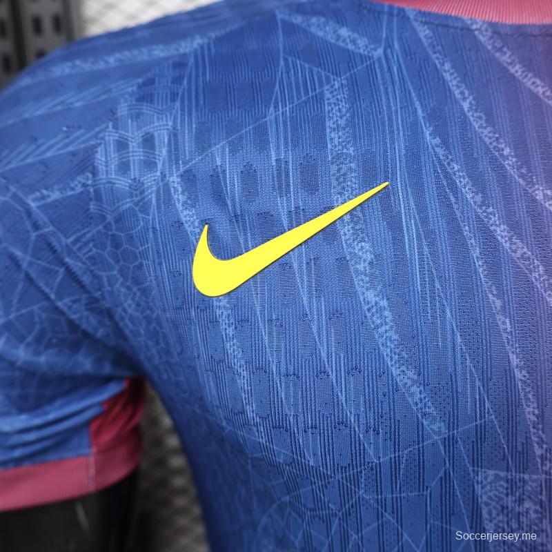 قميص لاعب نسخة 25/26 لفريق برشلونة باللونين الأزرق والبورجوندي بنمط هندسي متدرج