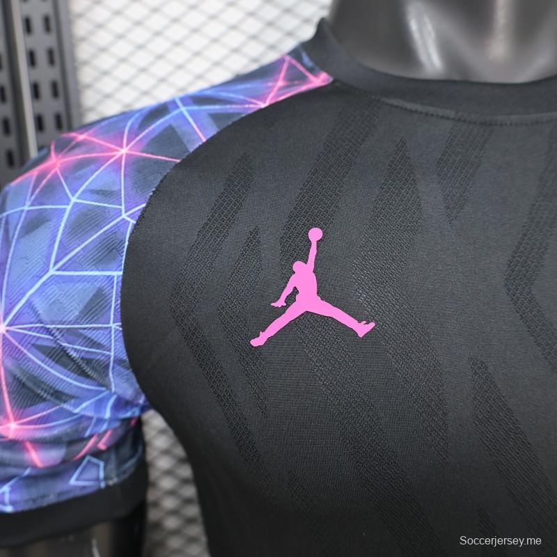 قميص لاعب نسخة 25/26 لفريق برشلونة باللون الأسود مع نقوش هندسية بألوان نيون