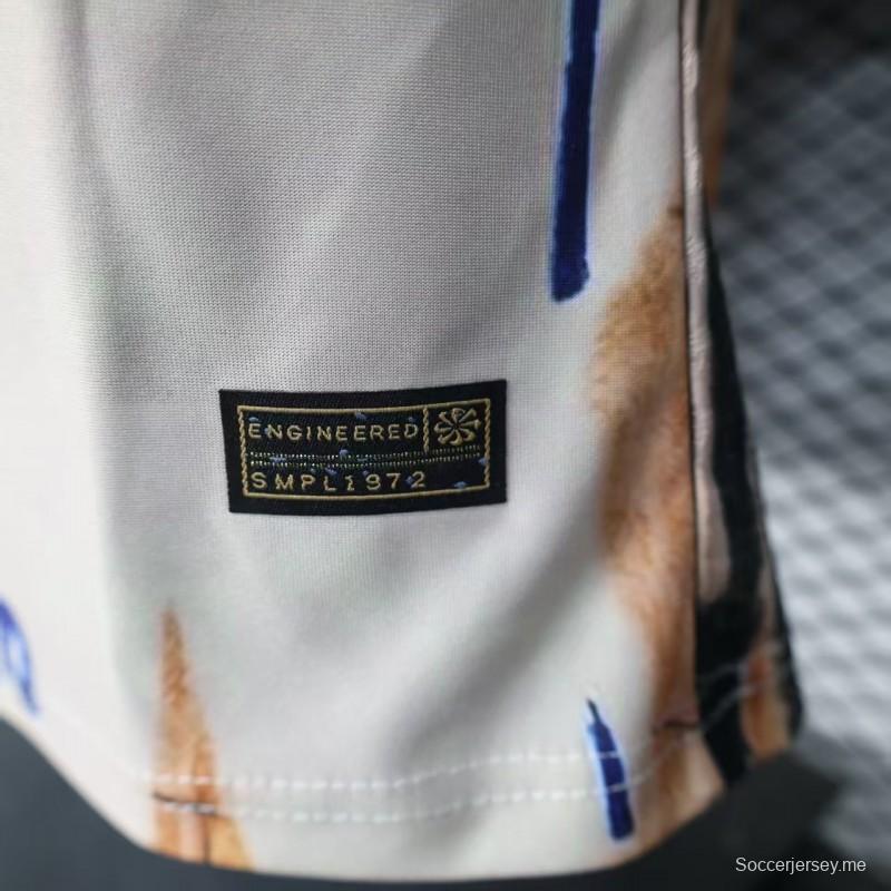 قميص نسخة خاصة من إصدار 2026 للمنتخب البرازيلي (CBF) بتصميم فني مرسوم يدويًا، يظهر عليه كل من رونالدو ورونالدينيو