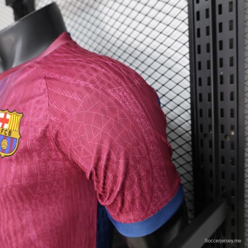 قميص لاعب نسخة 25/26 لفريق برشلونة باللونين الأزرق والبورجوندي بنمط هندسي متدرج