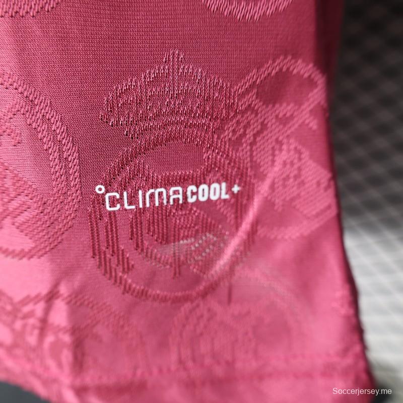 25/26 نسخة اللاعبين ريال مدريد الثالث باللون الوردي الداكن مع شعار منقوش على كامل القميص