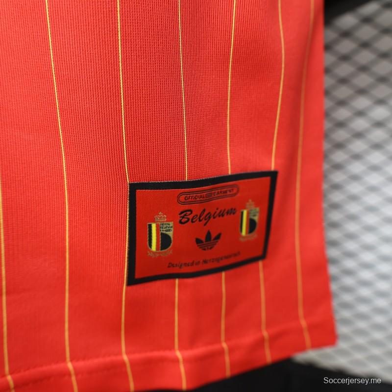 قميص اللاعب الإصدار 2026 بلون أحمر بلجيكي مع أيقونات الشرفة باللون الأبيض
