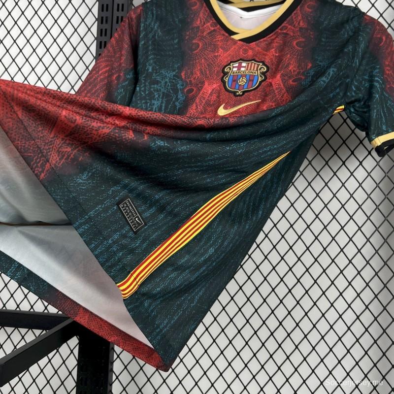 قميص برشلونة التصميمي الكلاسيكي لموسم 2021/22