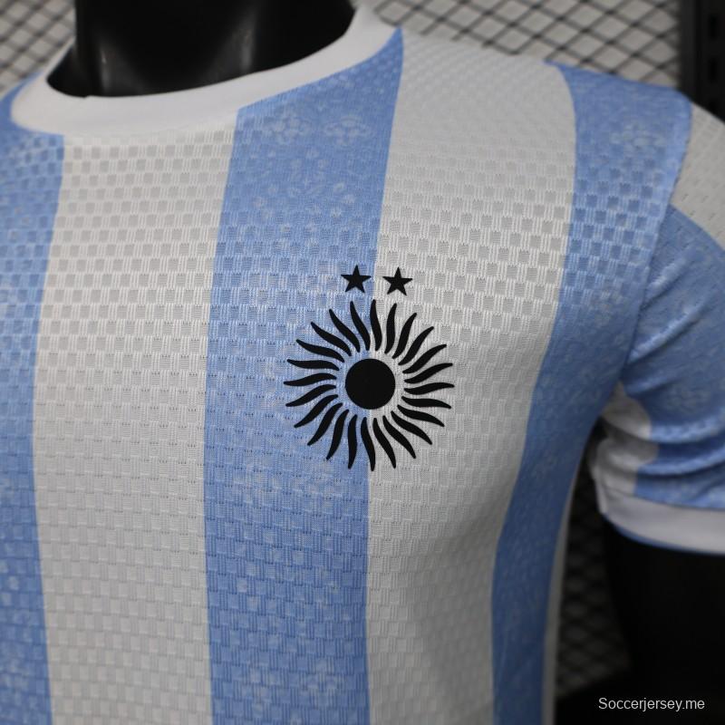قميص اللاعب الإصدار 2027، قميص الأرجنتين الرسمي للعب على أرضها، أبيض مع خطوط زرقاء فاتحة، تكريمًا لمارادونا