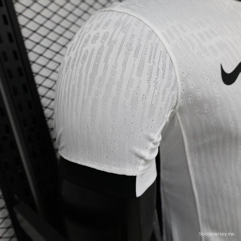 قميص اللاعب رقم 26/27 لفريق فاسكو دا جاما (الزي الخارجي) باللون الأبيض مع شريط مائل باللون الأسود