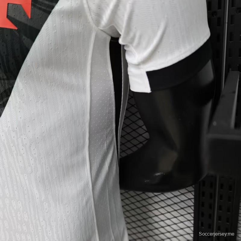 قميص اللاعب رقم 26/27 لفريق فاسكو دا جاما (الزي الخارجي) باللون الأبيض مع شريط مائل باللون الأسود