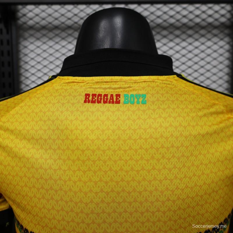 قميص المنتخب الجامايكي للرجال، إصدار 2027، الأصفر مع شريط الريغي