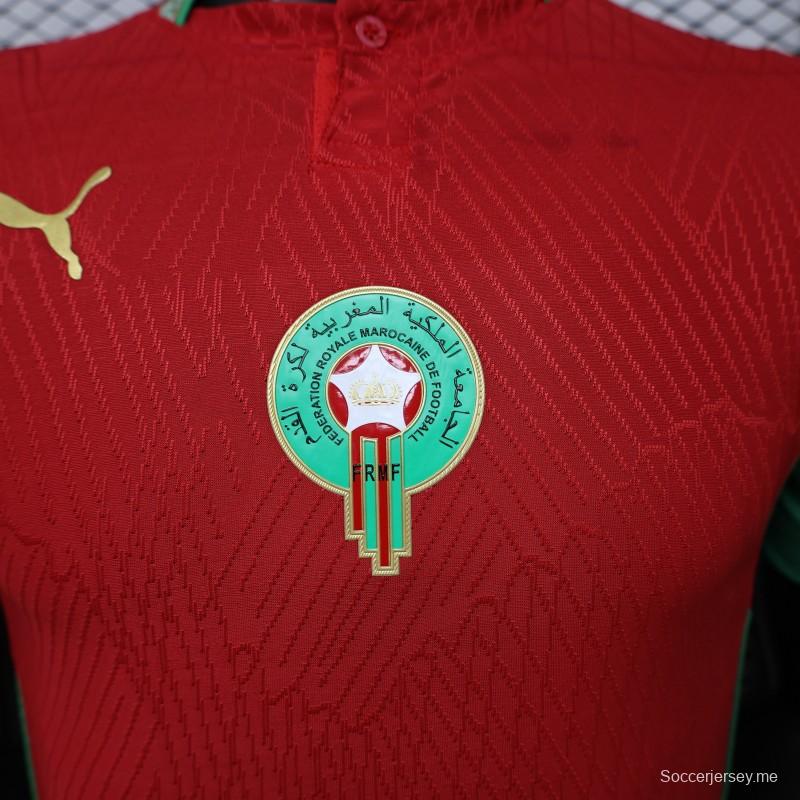 قميص الفريق الأول للمغرب باللونين الأحمر والأخضر، موسم 2026/2027