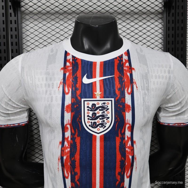 قميص اللاعب الإصدار 2026، إنجلترا، أبيض وأزرق وأحمر، بتصميم الأسد الرمزي، إصدار خاص