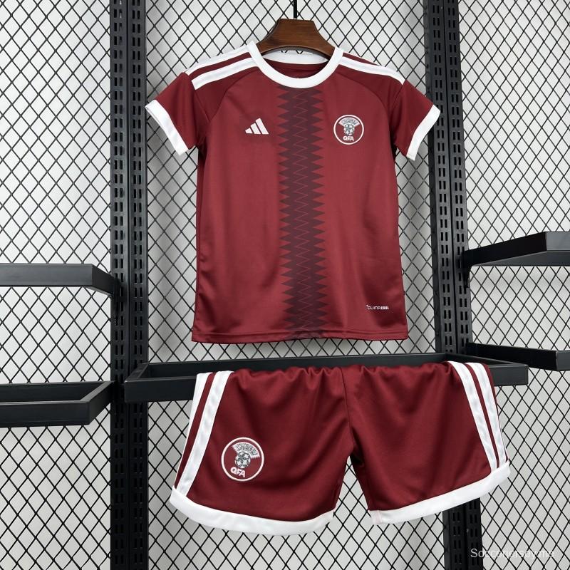الزي الرسمي لفريق قطر للأطفال في كأس العالم 2026