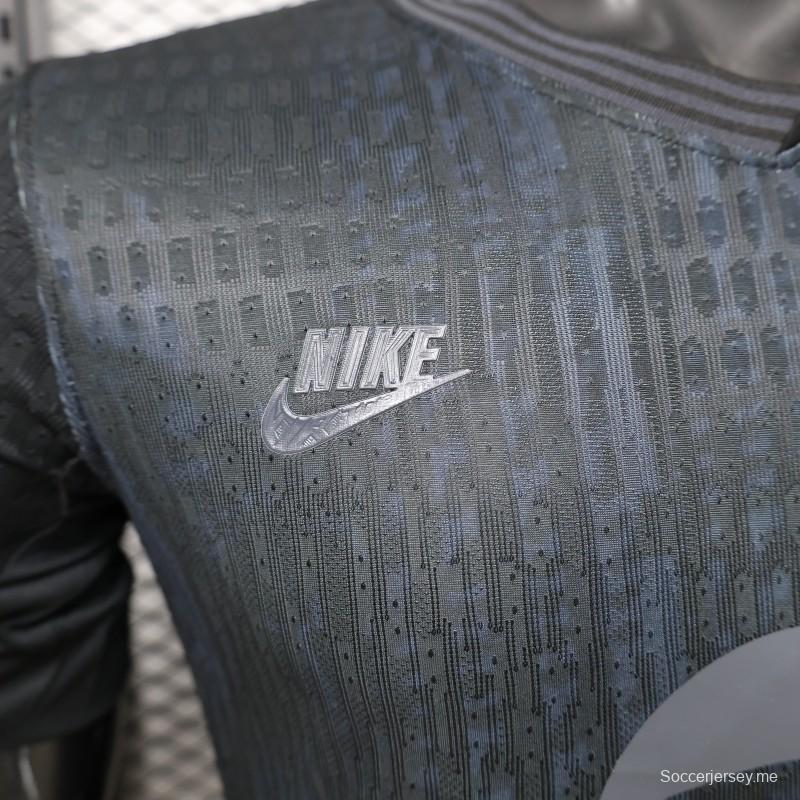 قميص اللاعب الإصدار 26/27 لفريق برشلونة باللون الأسود بالكامل مع شعار الراعي "Spotify" - إصدار خاص