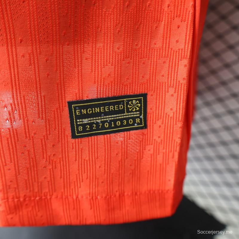 قميص الفريق الأول للاعبين، إصدار 2026، باللونين الأحمر والأزرق مع نمط صليب العلم