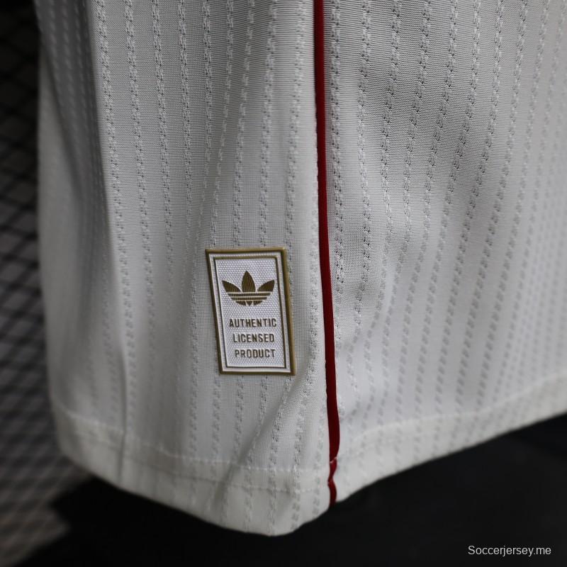 قميص ليفربول لكرة القدم، إصدار اللاعبين 26/27، باللون الأبيض المائل للرمادي مع شعار ذهبي — إصدار خاص للقميص الاحتياطي