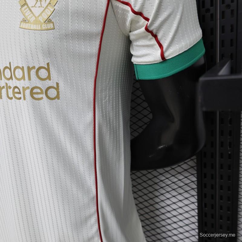 قميص ليفربول لكرة القدم، إصدار اللاعبين 26/27، باللون الأبيض المائل للرمادي مع شعار ذهبي — إصدار خاص للقميص الاحتياطي
