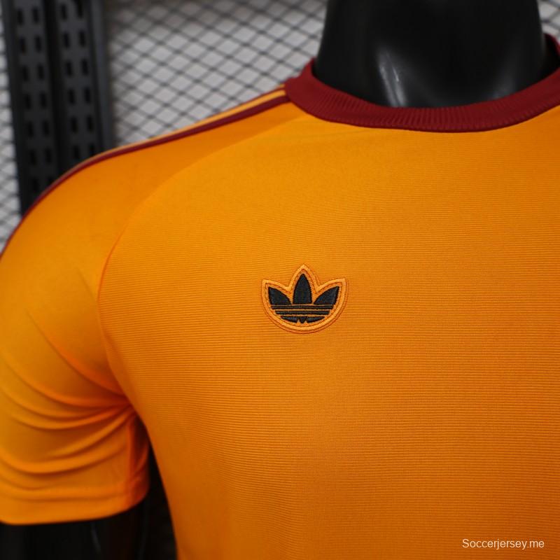 قميص اللاعب الإصدار 26/27، نسخة خاصة باللون البرتقالي من فريق روما بالتعاون مع Adidas Originals