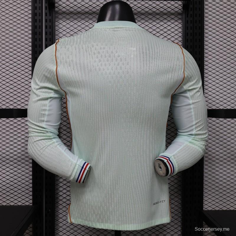 قميص اللاعب ذو الأكمام الطويلة باللون الأخضر الفاتح للعب خارج أرضه، نسخة 26/27، من دار سك العملة الفرنسية