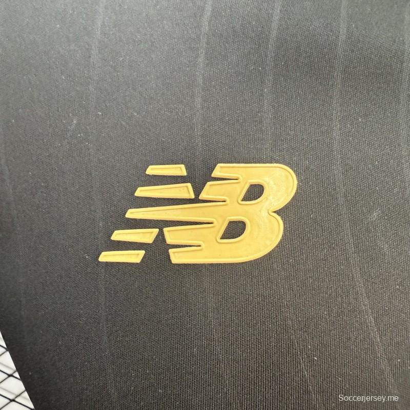 قميص ديبورتيفو تولوكا لكرة القدم (إصدار اللاعبين 26/27) من نيو بالانس للعب خارج أرضه باللونين الأسود والذهبي