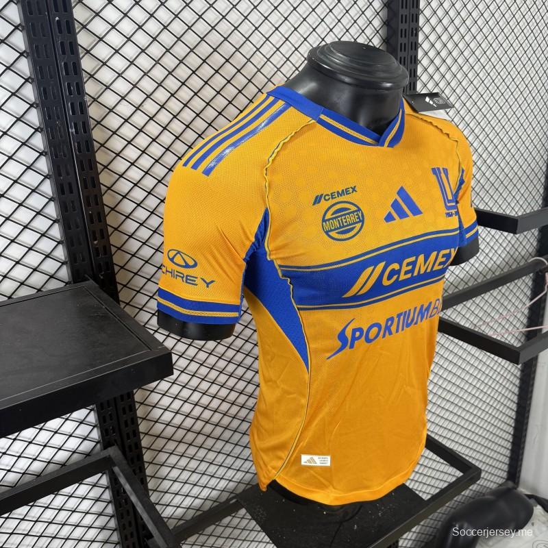 قميص اللاعب نسخة 25/26 لفريق تيغريس UANL باللون الذهبي مع شريط أزرق على الصدر، وشعار الذكرى الخامسة والستين، وقميص Sportiumbet