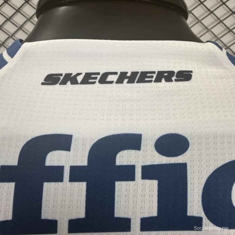 قميص اللاعب رقم 25/26 من فريق CF باتشوكا، أبيض وأزرق بخطوط عمودية، قميص المباريات على أرض الفريق