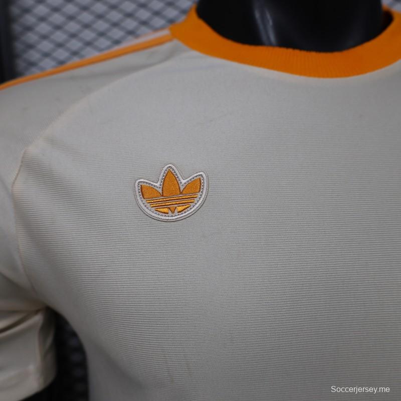 قميص لاعب بايرن ميونيخ طراز 26/27 باللونين الكريمي والأبيض، إصدار كلاسيكي من عام 1990، بأكمام قصيرة