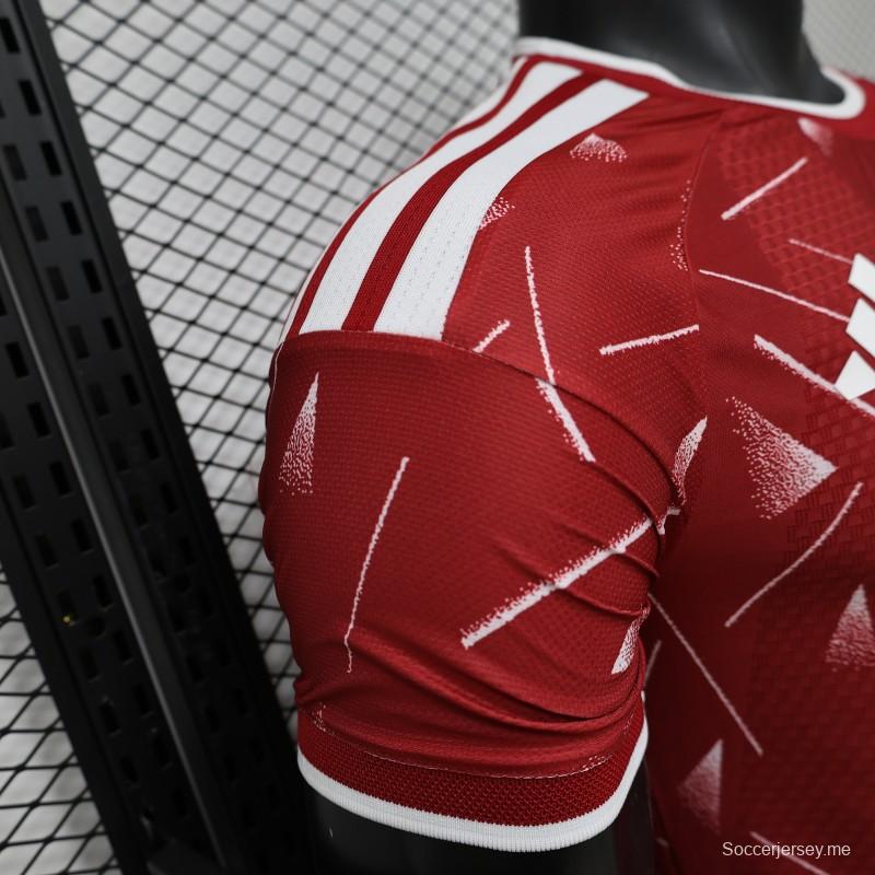 قميص ليفربول الأحمر للاعبين من إصدار 26/27 بنمط هندسي متشقق، إصدار خاص للمباريات على أرض الفريق