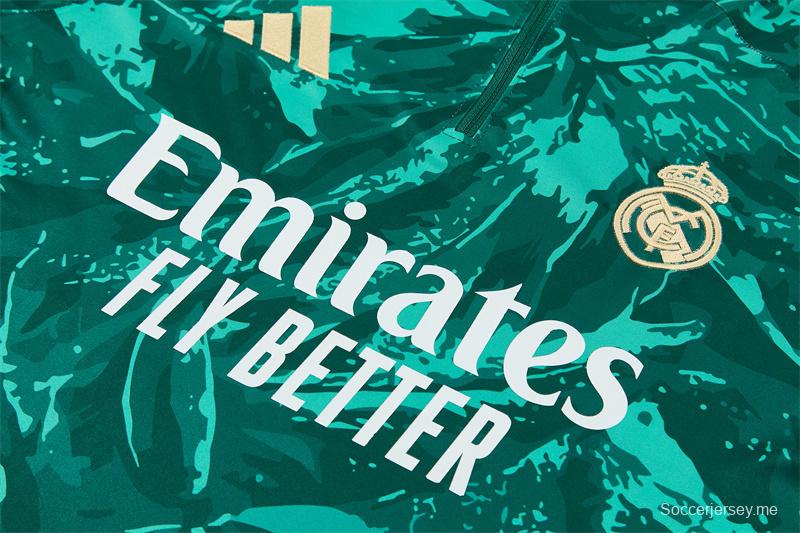 26/27 ريال مدريد - سترة رياضية باللون الأخضر الداكن بنمط التمويه وسحاب نصف طول + بنطال طويل (أديداس)